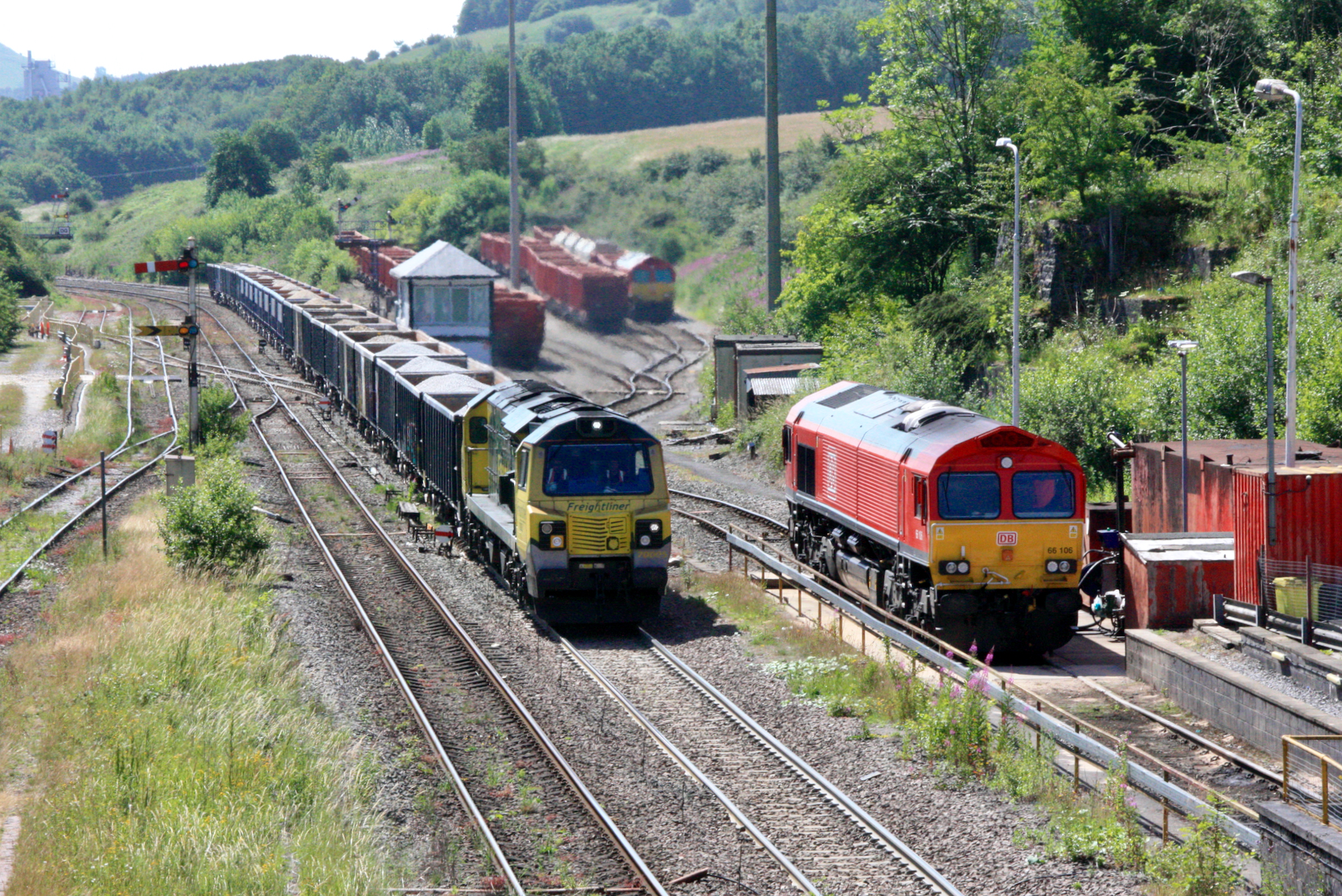 Summer stone traffic at Peak Forest – RailwayWorld.net