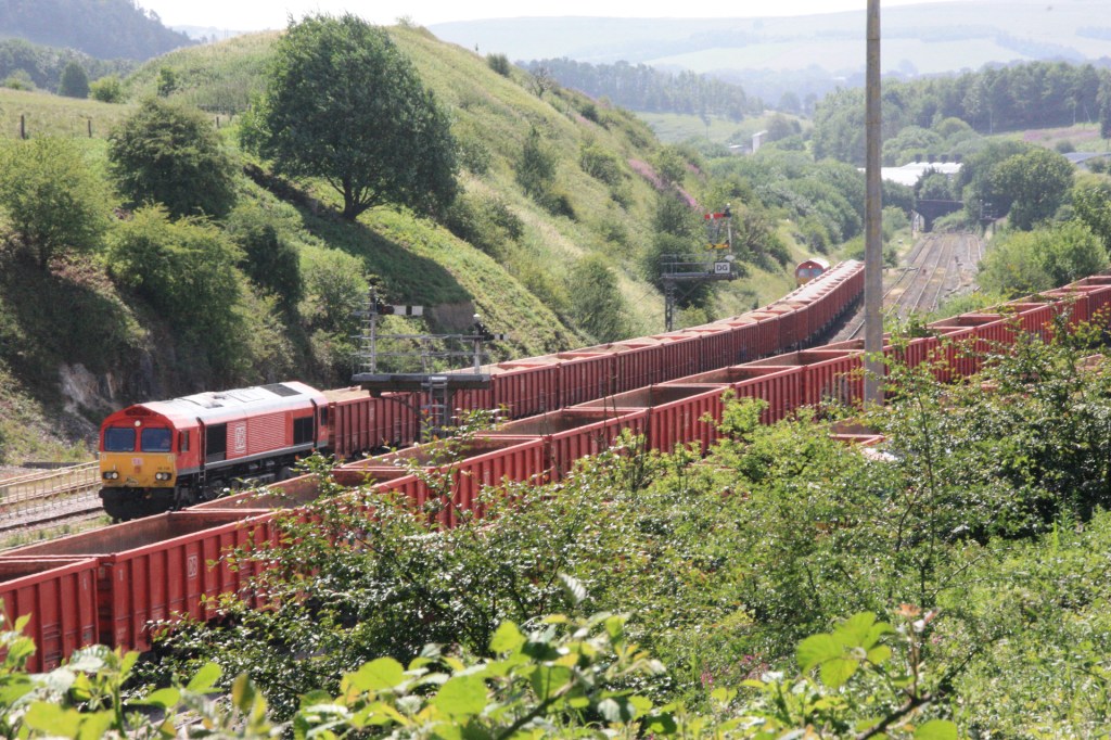 Summer stone traffic at Peak Forest – RailwayWorld.net