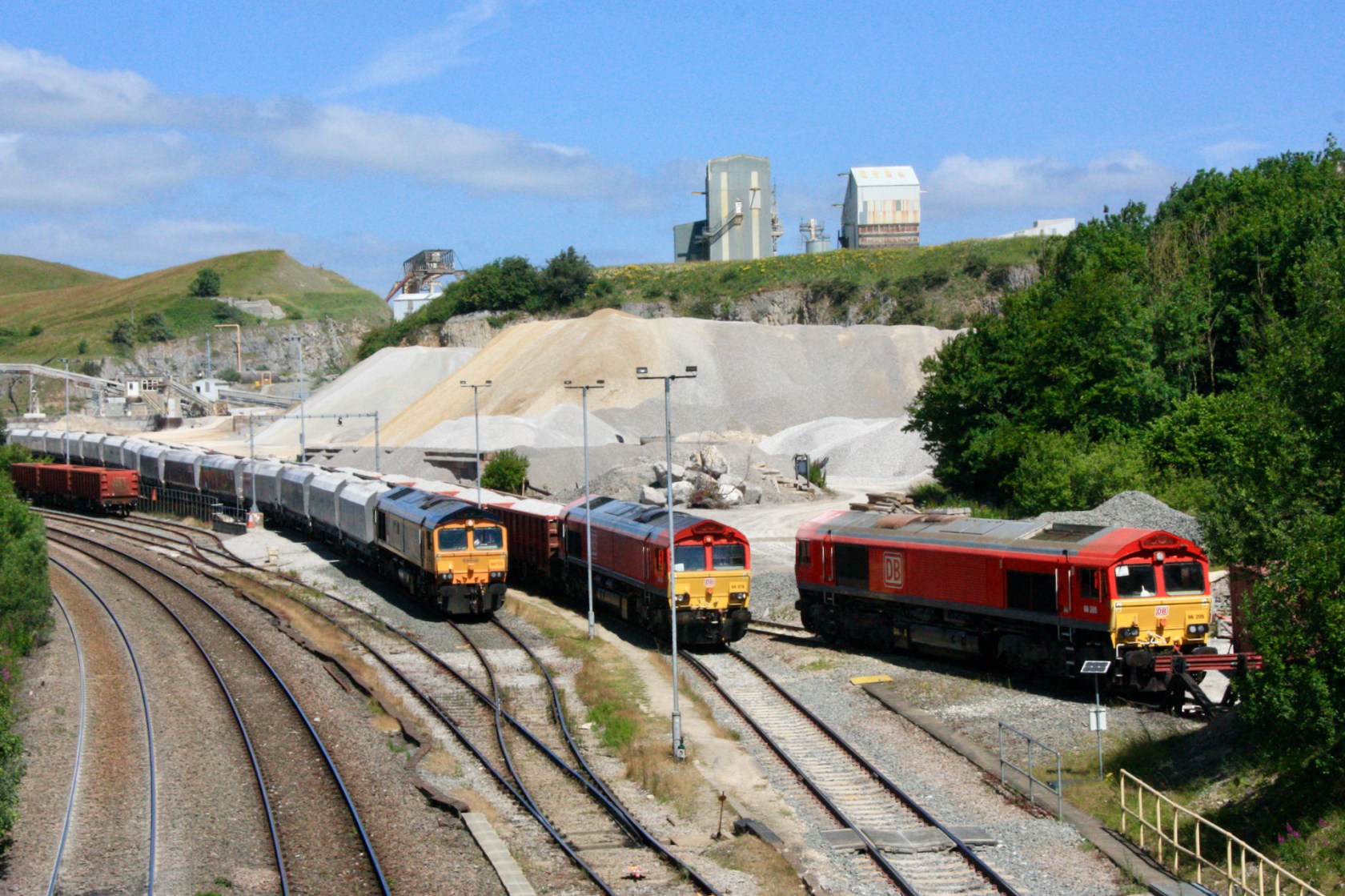 Summer stone traffic at Peak Forest – RailwayWorld.net